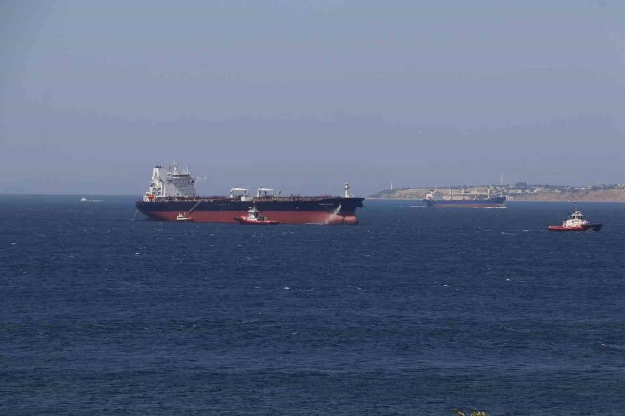 ÇANAKKALE BOĞAZI'NDAN GEÇEN 251 METRE UZUNLUĞUNDAKİ ‘FRONT ALTAIR' İSİMLİ BOŞ HAM PETROL TANKERİ...