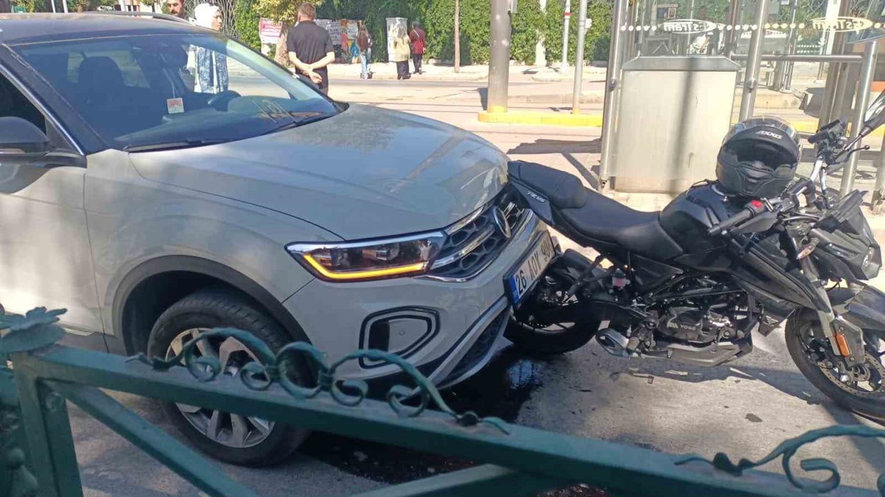 ESKİŞEHİR'DE YAYALARA YOL VEREN MOTOSİKLETLİYE BİR OTOMOBİLİN ARKADAN ÇARPMASI SONUCU GERÇEKLEŞEN...