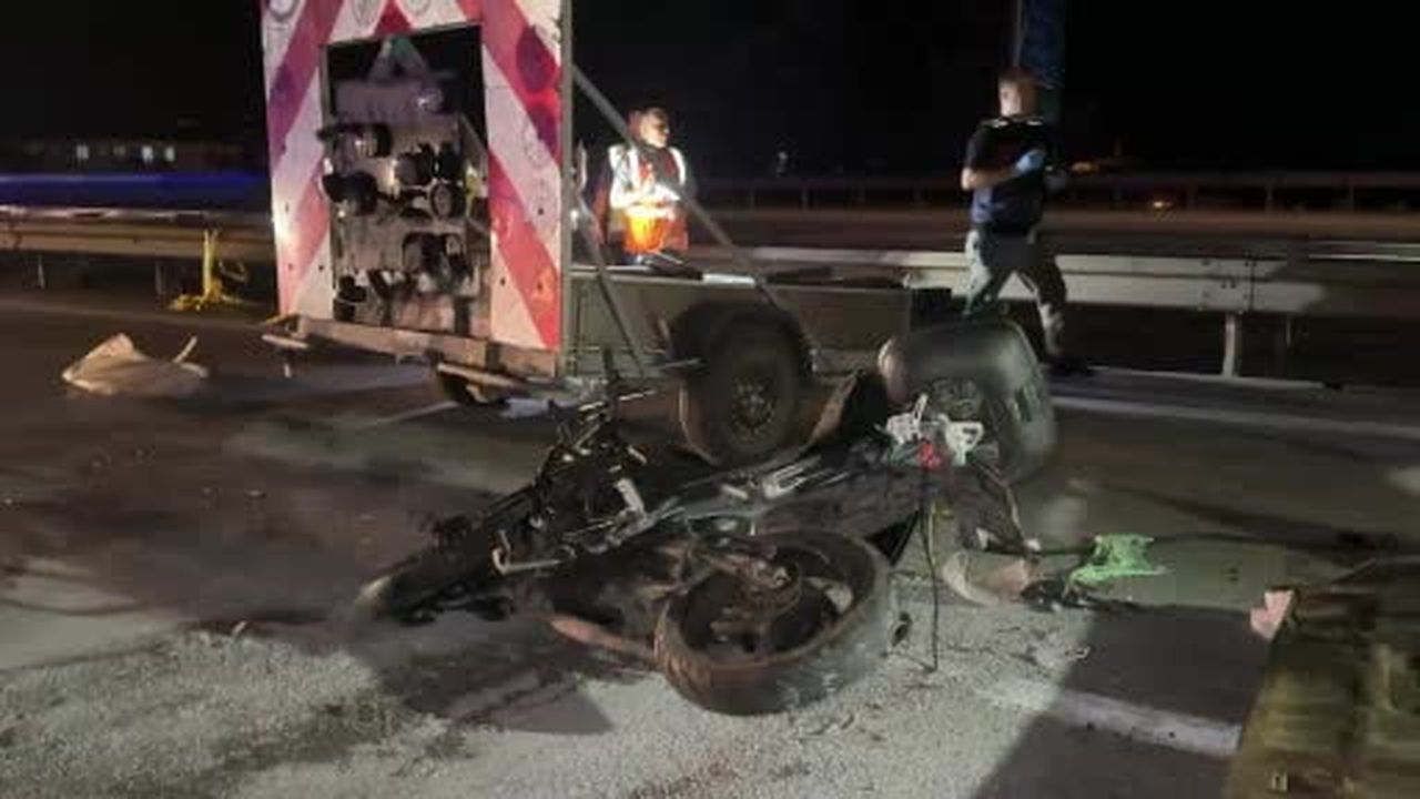 Otoyolda ışıklı trafik ikaz römorkuna çarpan motosikletin sürücüsü olay yerinde hayatını...