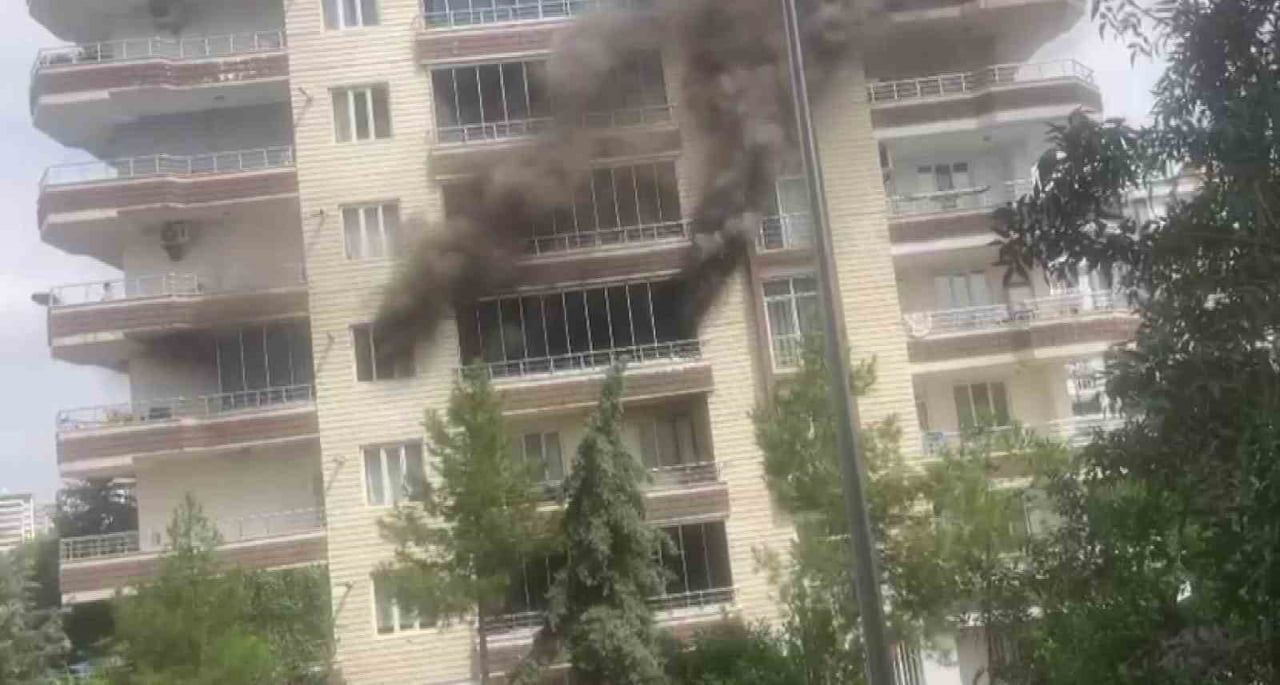 DİYARBAKIR’IN BAĞLAR İLÇESİNDE 8 KATLI BİR APARTMANIN 3’ÜNCÜ KATINDAKİ EVDE YANGIN ÇIKTI. APARTMAN...