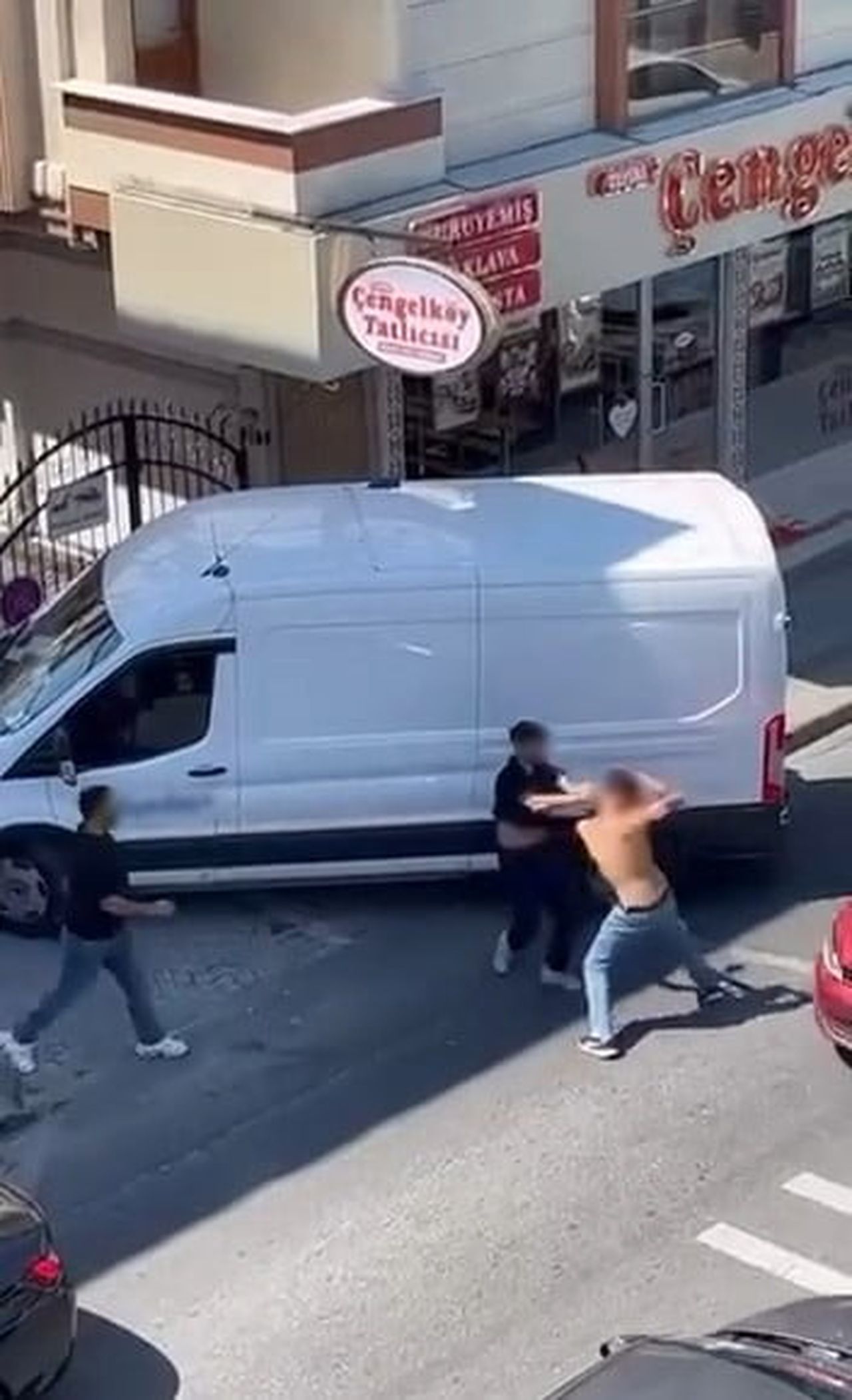 KAVGA ANI ÇEVREDEKİ VATANDAŞLAR TARAFINDAN CEP TELEFONU KAMERASIYLA SANİYE SANİYE KAYDEDİLDİ.