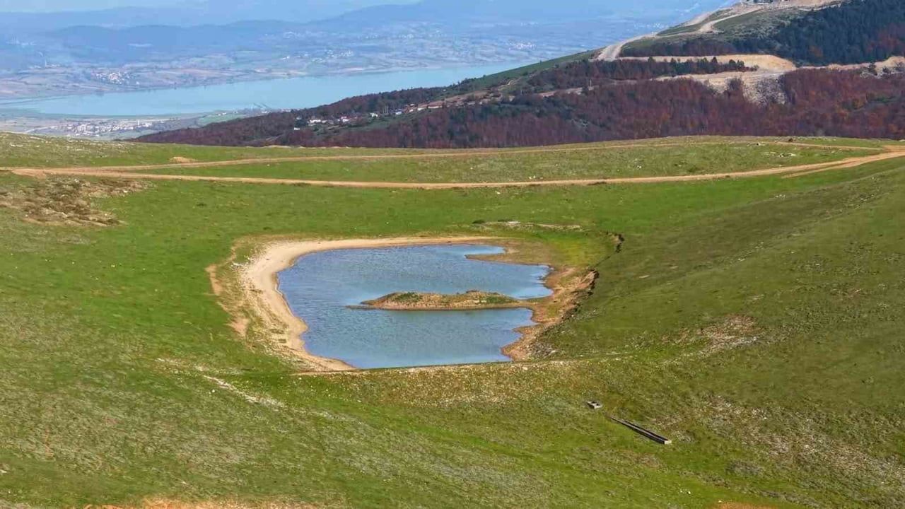 DRON İLE ÇEKİLEN BÖLGEDE, LADİK GÖLÜ İLE GÜRCÜ YAYLASI GÖLÜ'NÜN AYNI AÇIDAN BİR ARADA...