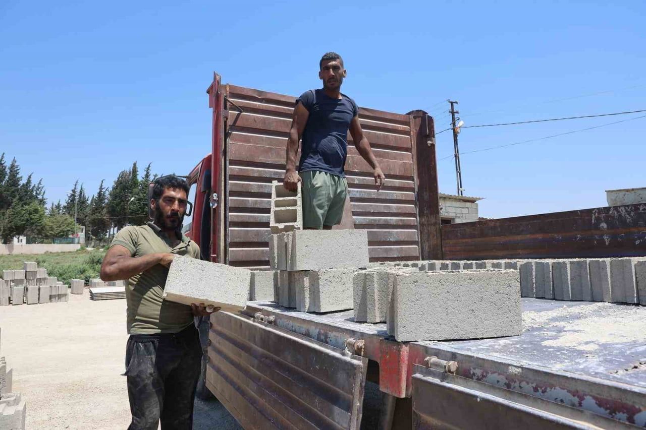 HATAY'DA KAVURUCU SICAKLIKLARA RAĞMEN SÜLEYMAN VE METİN SÜNBÜL İKİZ KARDEŞLER, BRİKET ÜRETİMİNE...