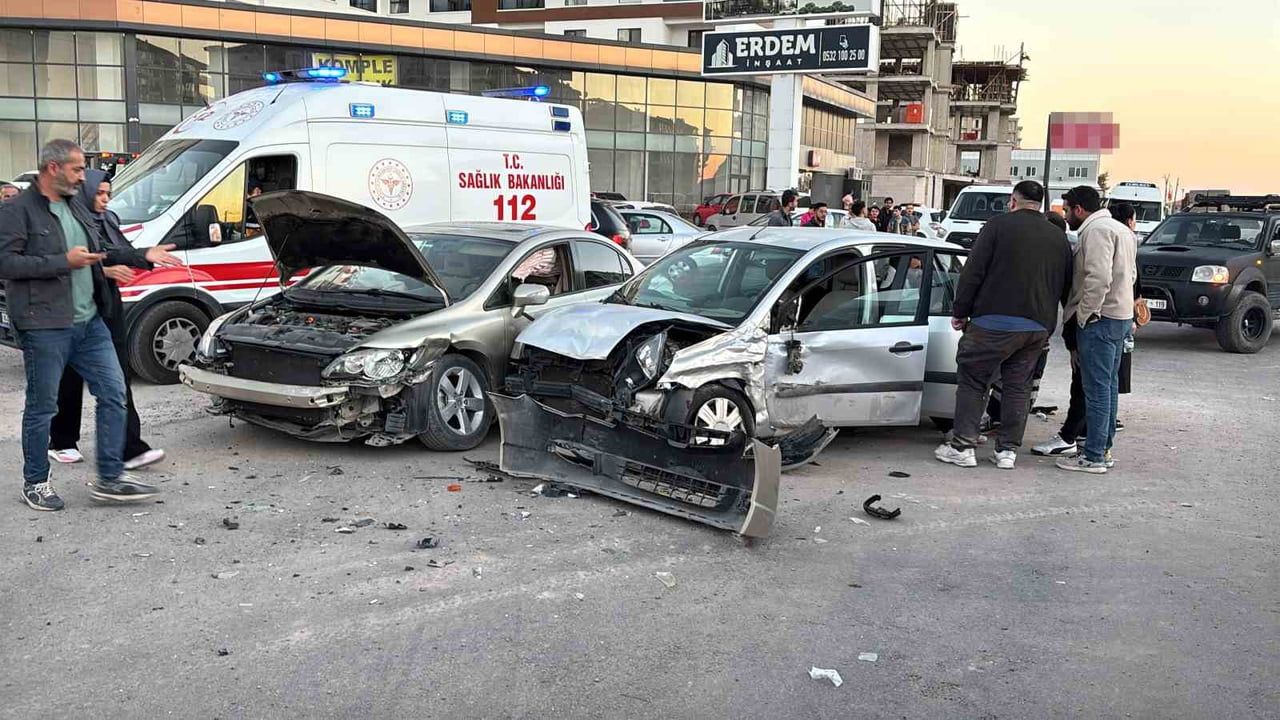 AKSARAY’DA 2 ARACIN ÇARPIŞTIĞI VE PARK HALİNDEKİ DİĞER ARACA ÇARPMASI SONUCU MEYDANA GELEN 3...