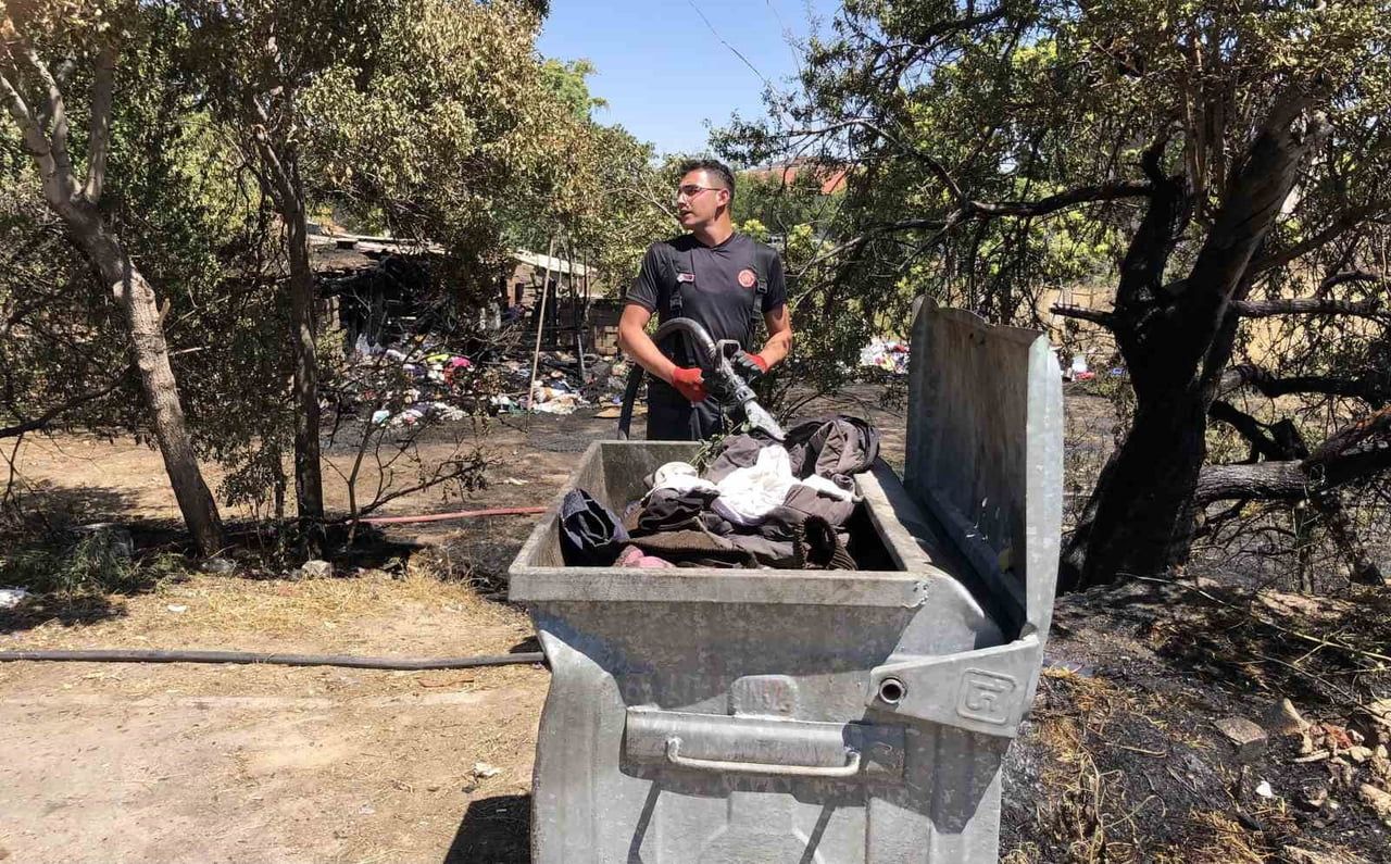KONYA'DA EVLERİN BİTİŞİĞİNDEKİ BOŞ ALANDA BOŞ ALANDA BİRİKTİRİLEN KIYAFETLER VE ÇEŞİTLİ ATIKLARIN...