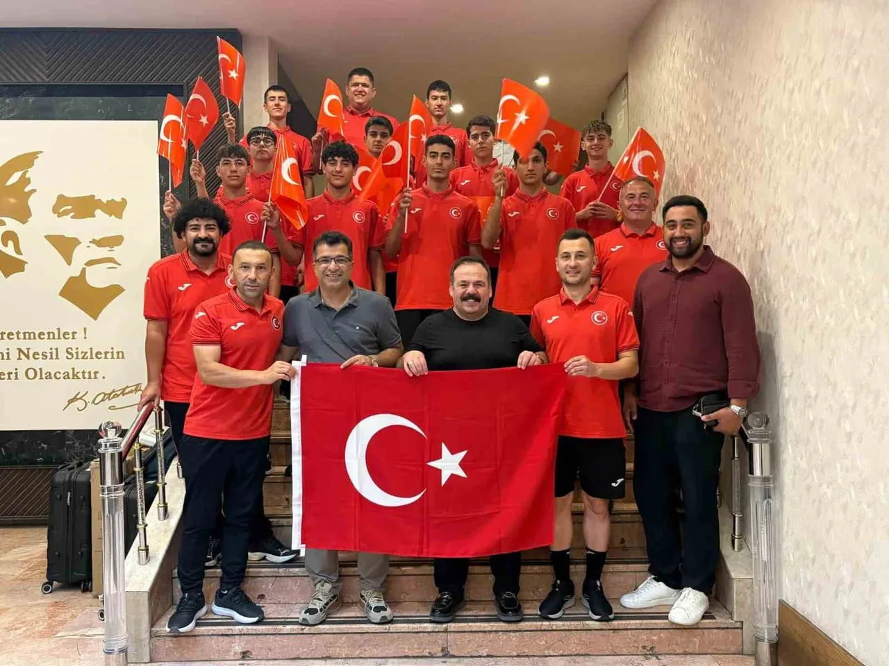 KÜTAHYALI MÜDÜR, AVRUPA’DAKİ MİLLİ KAFİLENİN BAŞINDA