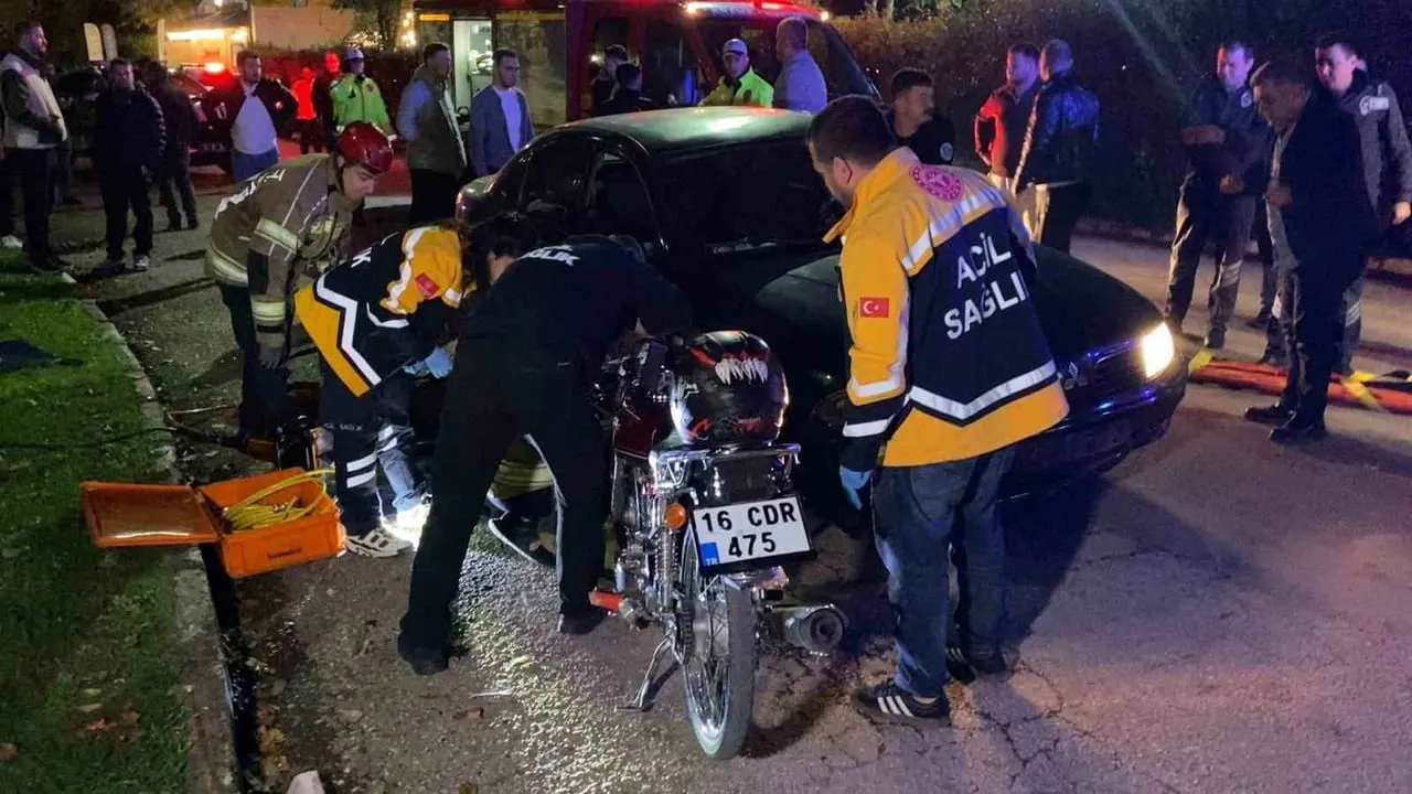BURSA’NIN İNEGÖL İLÇESİNDE OTOMOBİL İLE MOTOSİKLETİN ÇARPIŞTIĞI KAZADA, OTOMOBİLİN ALTINDA KALAN...
