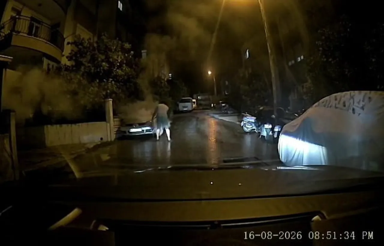 VAKİT KAYBETMEDEN KENDİ OTOMOBİLİNDEKİ YANGIN TÜPÜNÜ ALARAK YANGINA MÜDAHALE EDEN PARAMEDİK...
