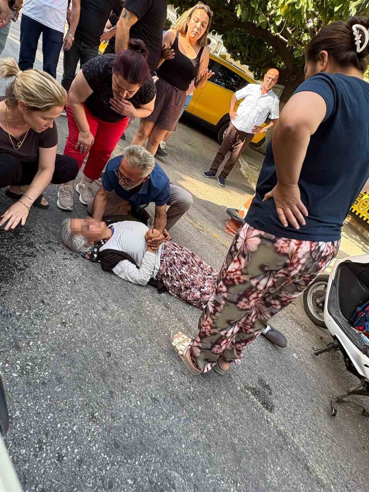 BAYINDIR’DA MOTOSİKLETİN ÇARPTIĞI KADIN YARALANDI