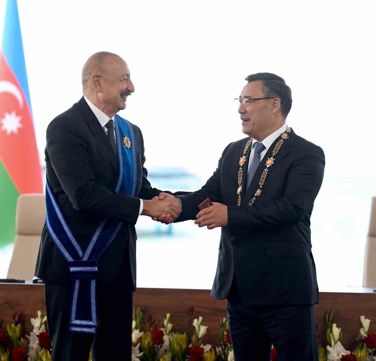 KIRGIZİSTAN CUMHURBAŞKANI CAPAROV’DAN ALİYEV’E BİRİNCİ DERECE "MANAS" NİŞANI TAKDİM...