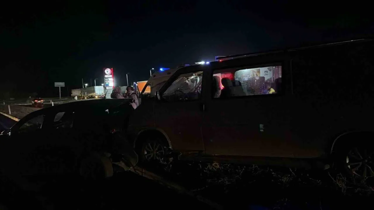 AFYONKARAHİSAR'DA KAMYONET İLE OTOMOBİLİN ÇARPIŞMASI SONUCU MEYDANA GELEN TRAFİK KAZASINDA 6'SI...
