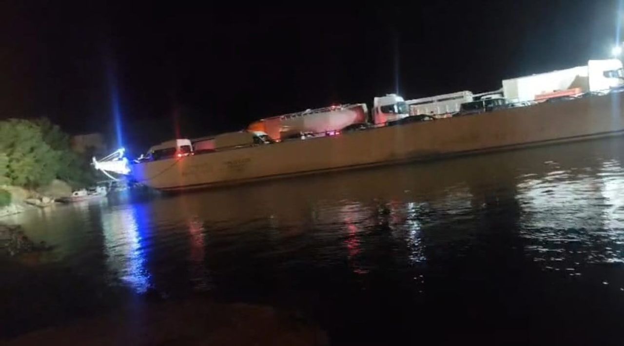 ELAZIĞ İLE PERTEK ARASINDA SEFER YAPAN FERİBOT, MOTORUNDA MEYDANA GELEN TEKNİK ARIZA NEDENİYLE...