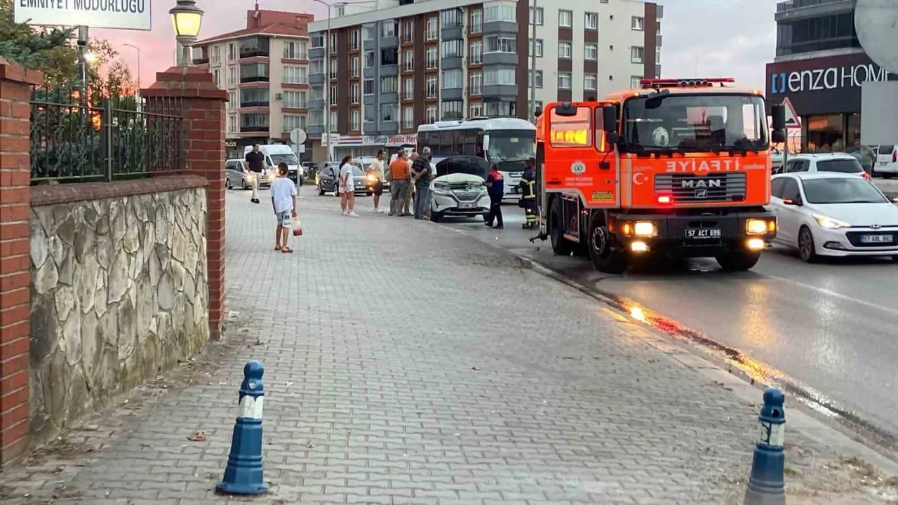 SİNOP’TA SUV TİPİ ARACIN MOTOR KISMINDA ÇIKAN YANGIN, POLİS MEMURUNUN YANGIN TÜPÜYLE MÜDAHALESİ...