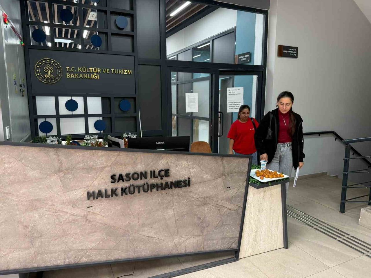 SASON’DA KÜTÜPHANEYE GELEN ÖĞRENCİLERE TATLI VE İÇECEK İKRAMI