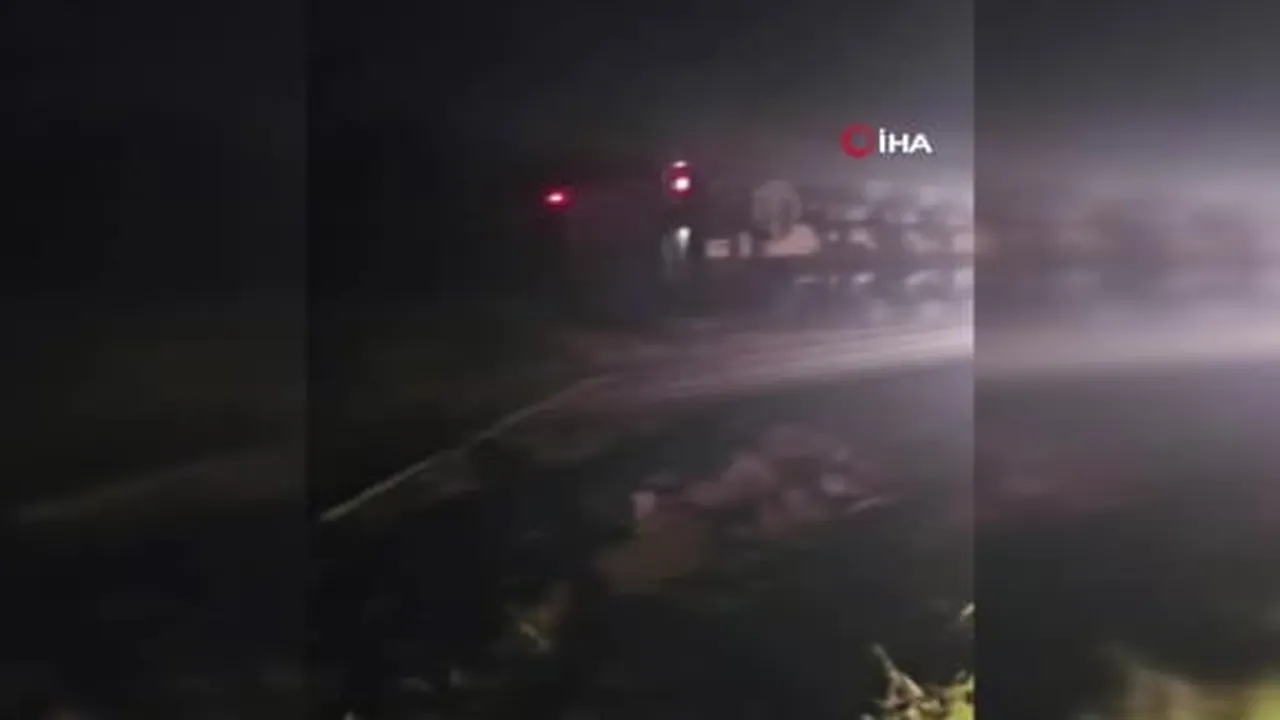 Ters şeride giren alkollü tır sürücüsü motosiklete çarptı: 2 ölü, 1 yaralı
