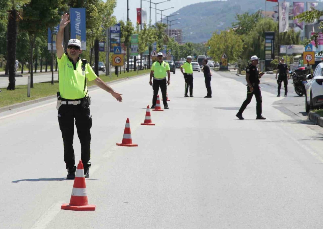 ORDU’DA TRAFİK EKİPLERİNCE SON BİR HAFTADA YAPILAN DENETİMLERDE 17 BİN 8 ARAÇ VE SÜRÜCÜSÜ KONTROL...
