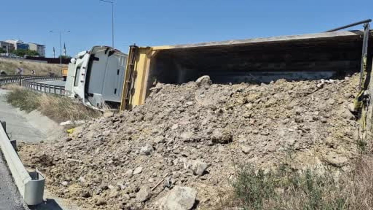 Sultangazi'de hafriyat yüklü kamyonu virajı alamayarak devrildi: Kaza ucuz atlatıldı