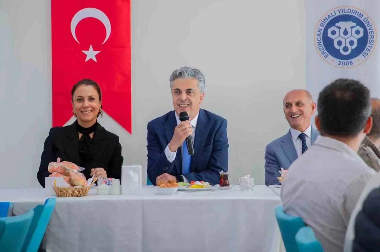 REKTÖR KUYRUKLUYILDIZ, ÜNİVERSİTE PERSONELİYLE KAHVALTIDA BULUŞTU