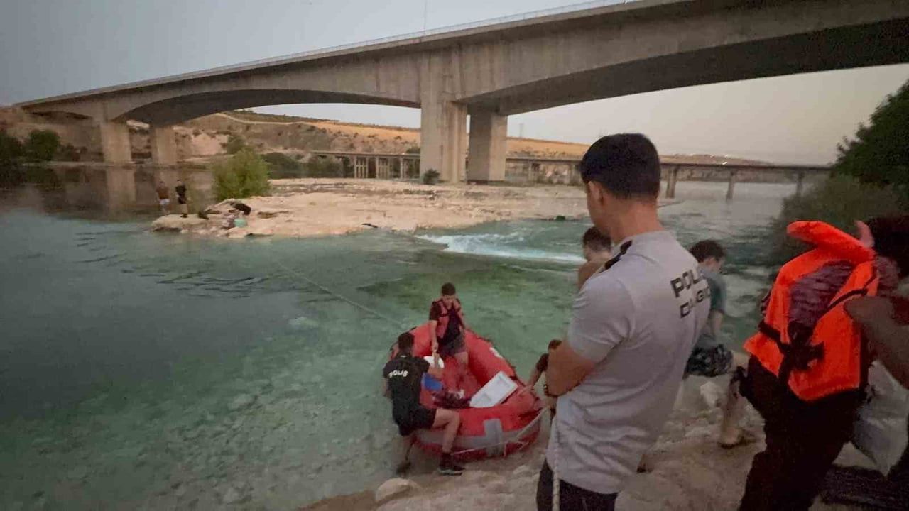 ADIYAMAN-ŞANLIURFA İL SINIRINDA BULUNAN FIRAT NEHRİ'NDE SU SEVİYESİNİN ANİDEN YÜKSELMESİ SONUCU...