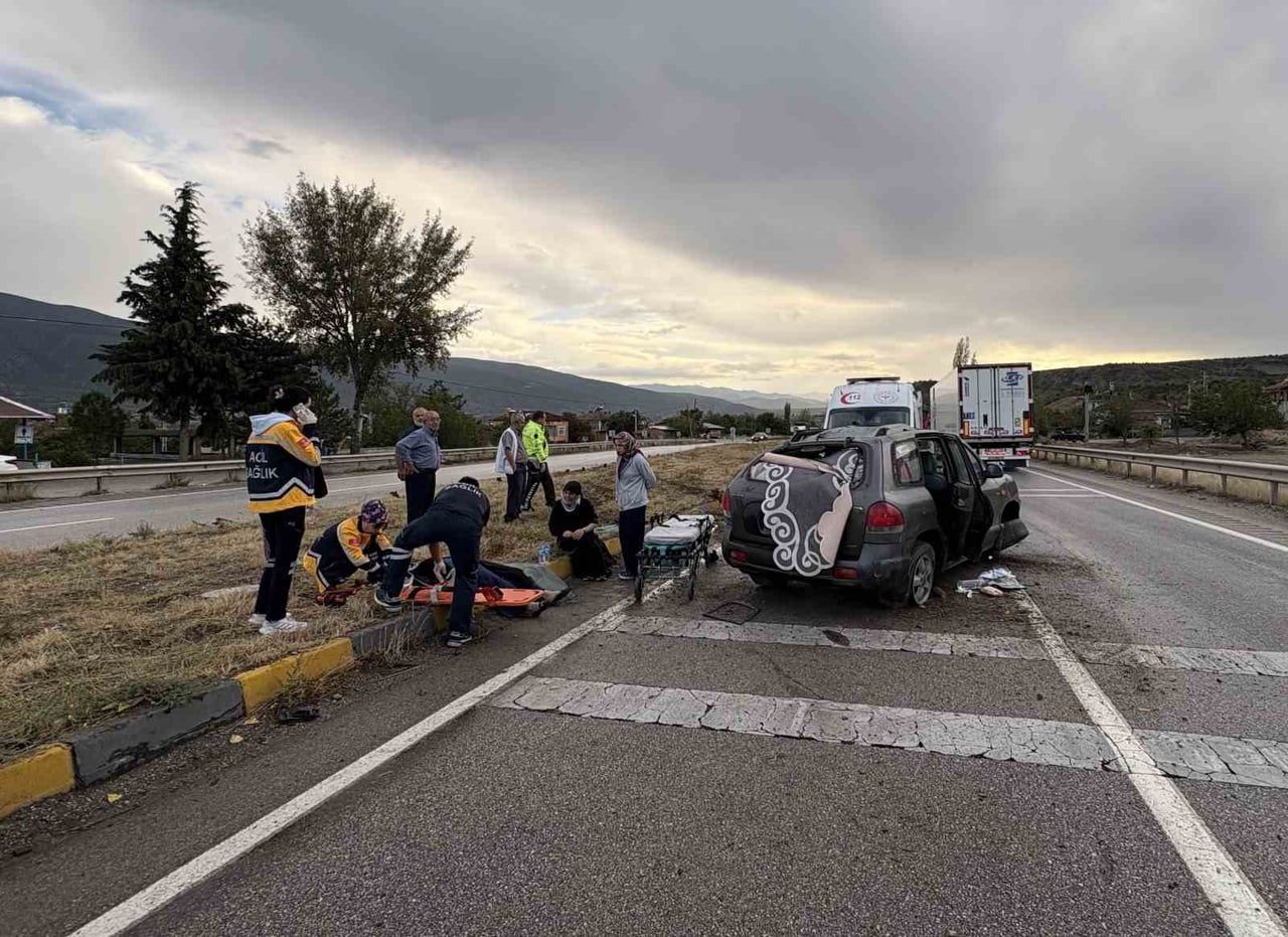 KASTAMONU'NUN TOSYA İLÇESİ D100 KARAYOLUNDA OTOMOBİLİN REFÜJE ÇARPMASI NETİCESİNDE MEYDANA GELEN...
