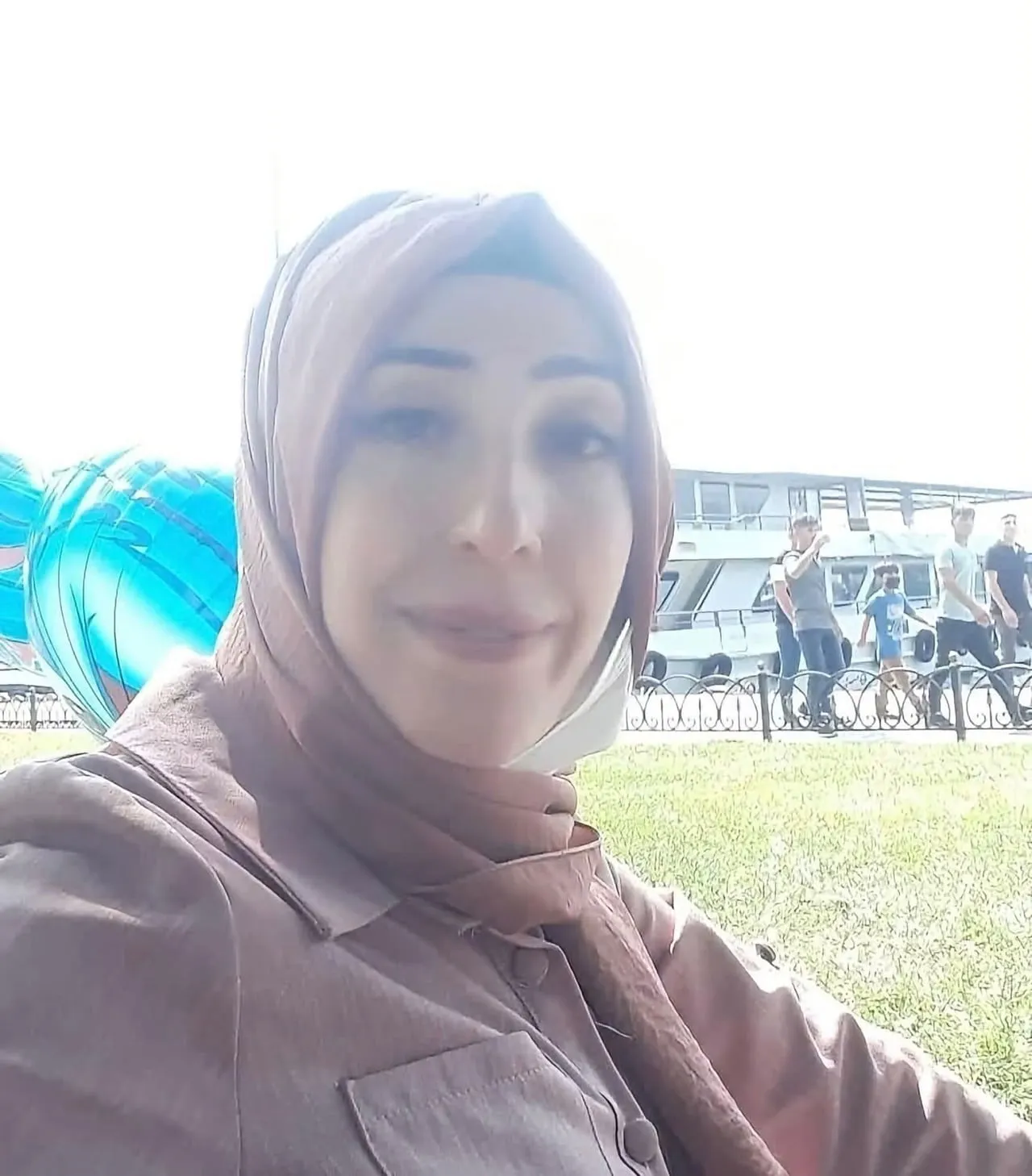 İSTANBUL'UN GAZİOSMANPAŞA İLÇESİNDE OKULDAN ALDIĞI 2 ÇOCUĞUYLA EVİNE YÜRÜYEN CANAN ERDOĞAN...