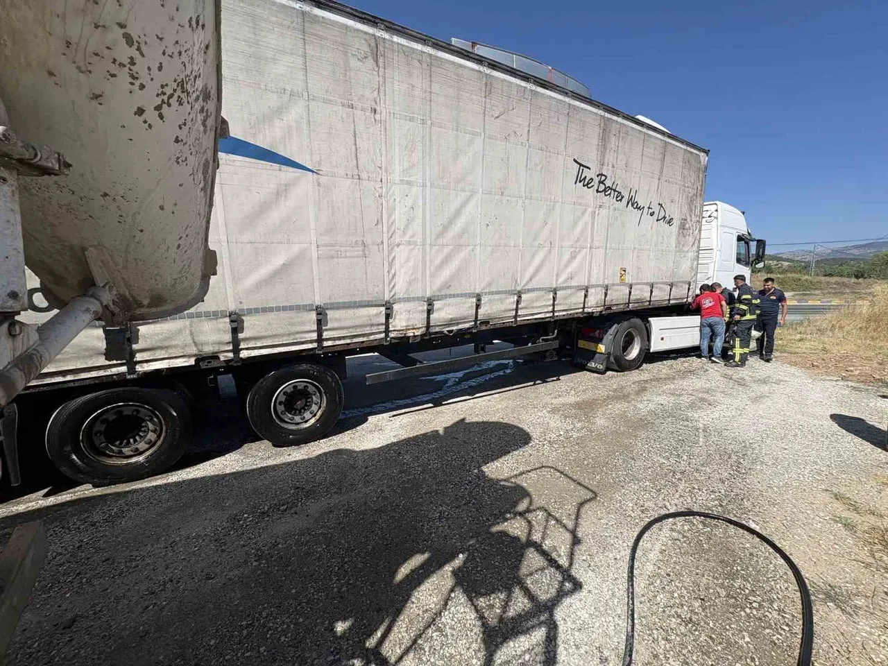 TOSYA İLÇESİNDE SEYİR HALİNDEKİ TIRDA ÇIKAN YANGINA ÇEVREDEN GEÇEN BETON MİKSERİ DUYARSIZ...