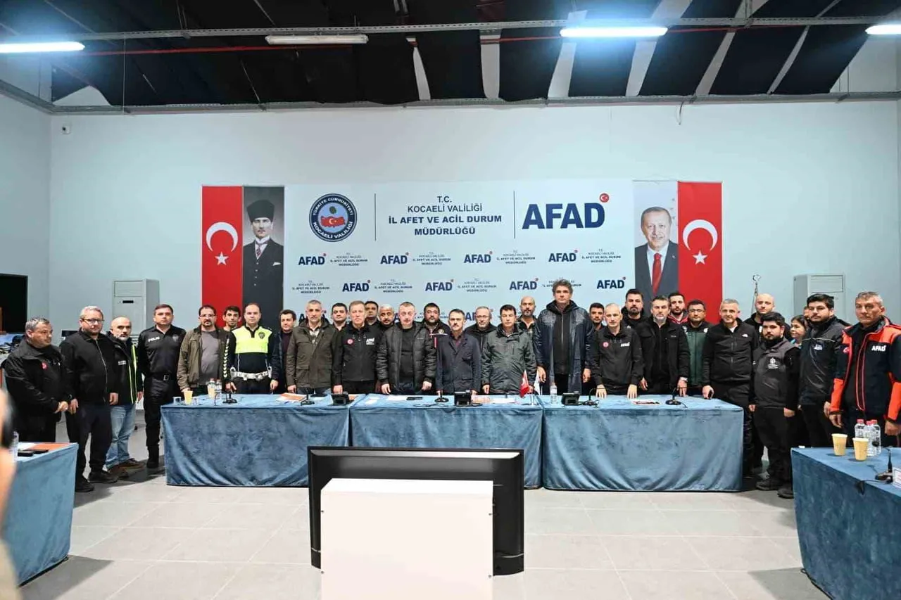 KOCAELİ VALİSİ İLHAMİ AKTAŞ VE BÜYÜKŞEHİR BELEDİYE BAŞKANI TAHİR BÜYÜKAKIN, KENTTE ETKİLİ OLAN...