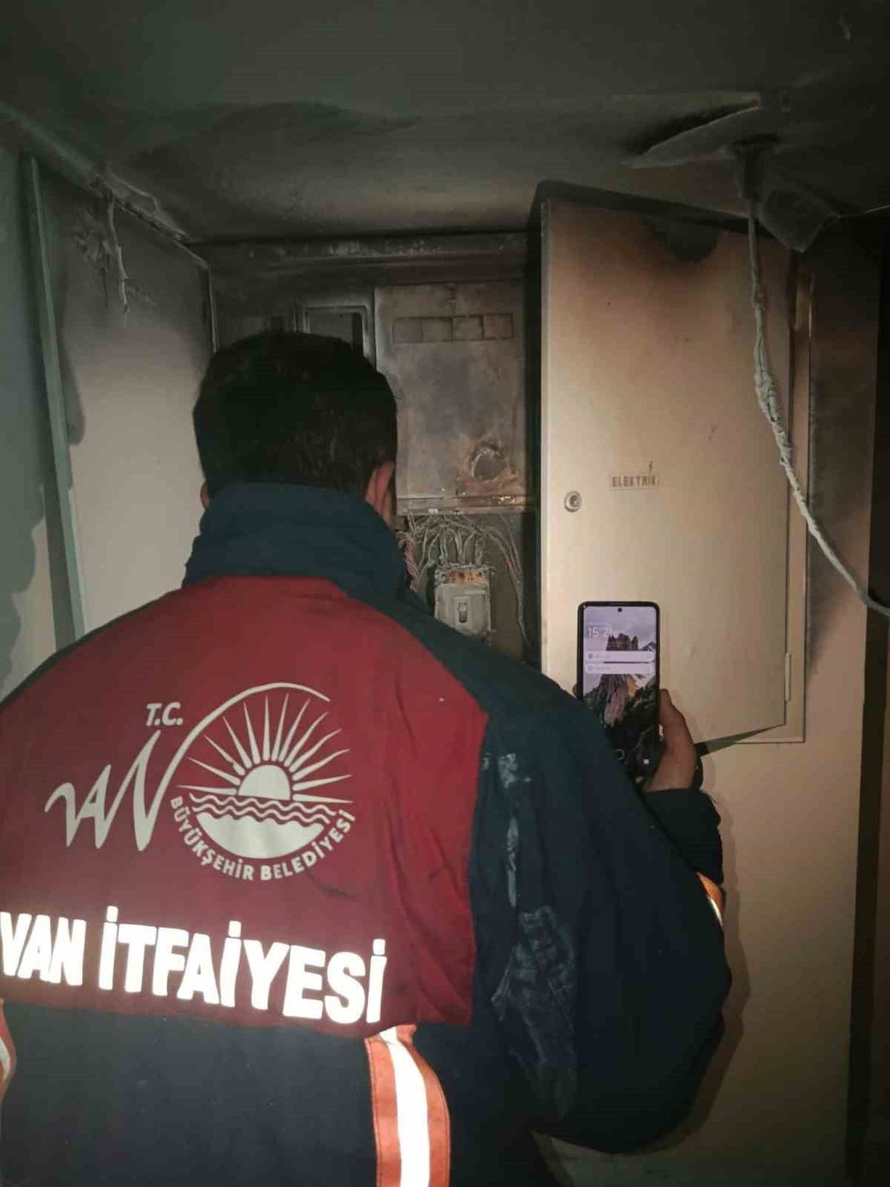 VAN’IN İPEKYOLU İLÇESİNDEKİ BİR OTELDE ÇIKAN YANGIN KISA SÜRELİ PANİĞE NEDEN OLURKEN, İTFAİYE...