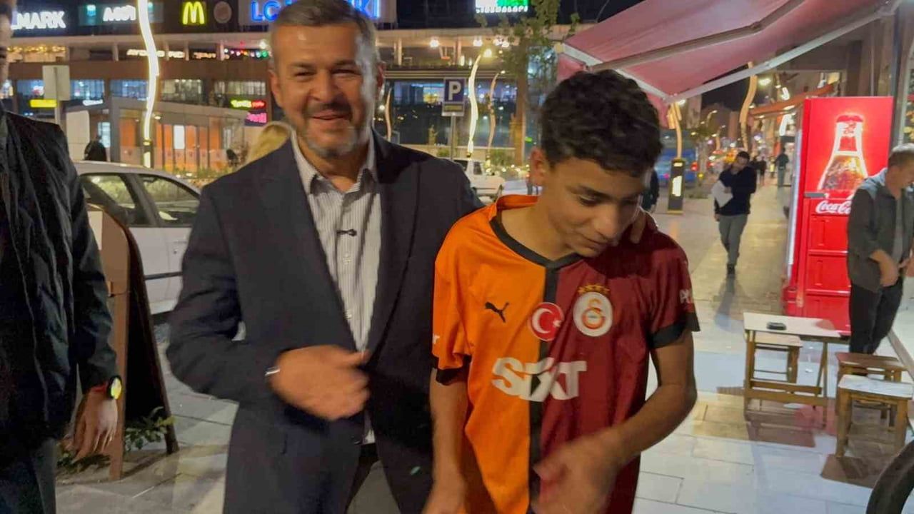 KARABÜK BELEDİYE BAŞKANI ÖZKAN ÇETİNKAYA, SAHA İNCELEMELERİ SIRASINDA ARKADAŞININ YERE ÇÖP...
