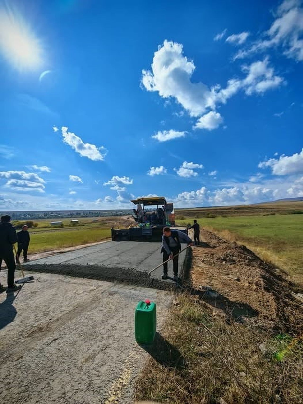SUSUZ KIRÇİÇEĞİ KÖYÜNDE 1,5 KİLOMETRELİK BETON YOL ÇALIŞMASI BAŞLADI(KARS-İHA)