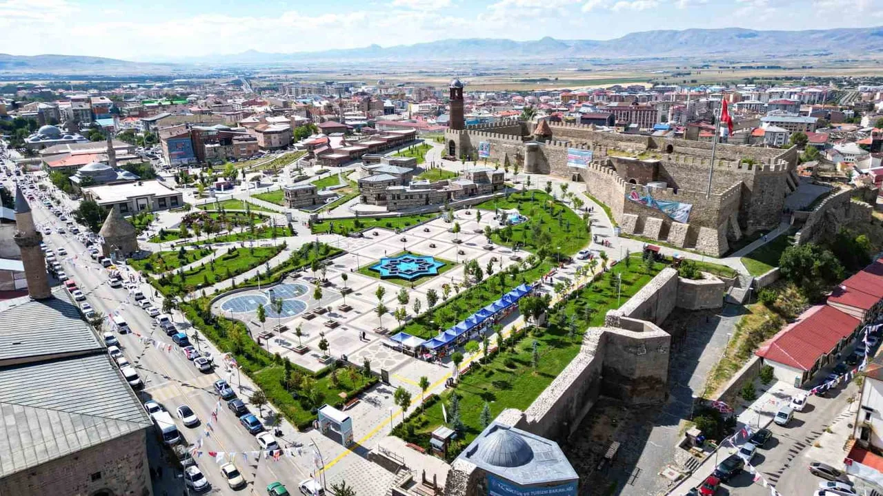 ERZURUM BÜYÜKŞEHİR BELEDİYE BAŞKANI MEHMET SEKMEN, KENTTE YAPILAN YATIRIMLARLA ŞEHRİN HER ALANDA...
