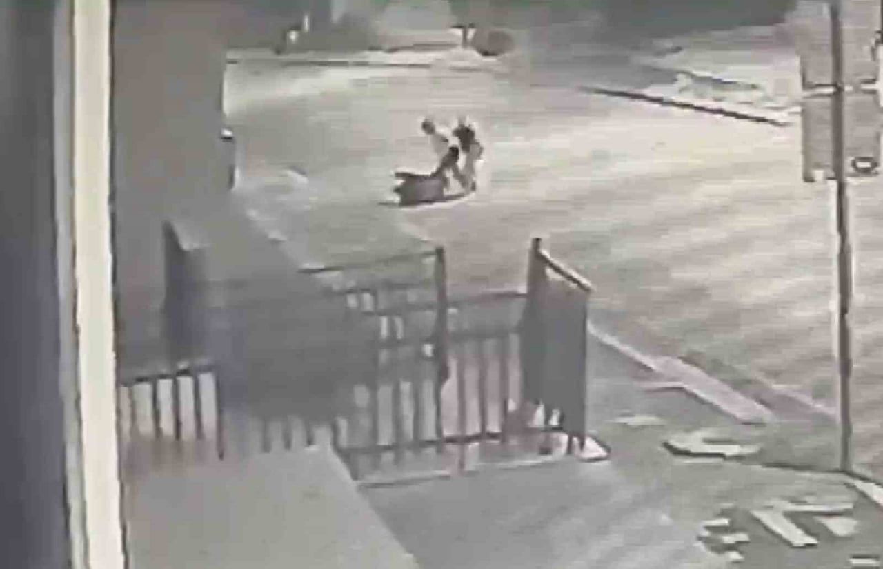 AKSARAY'DA EŞİNDEN ÇIKIP EVİNE DÖNEN KADIN, TANIMADIĞI 2 KADIN TARAFINDAN YOL ORTASINDA YERİ...