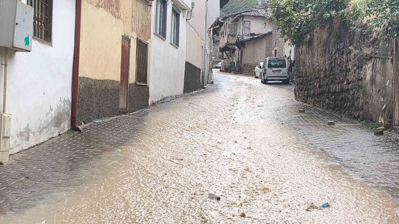 TOKAT'TA BİR ANDA ETKİLİ OLAN KUVVETLİ SAĞANAK, HAYATI OLUMSUZ ETKİLEDİ.