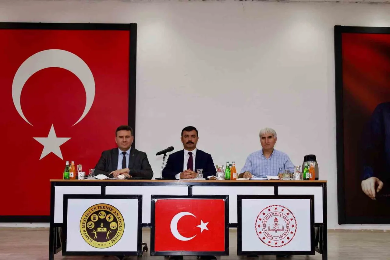 ADIYAMAN’IN KAHTA İLÇESİNDE 2026-2027 EĞİTİM-ÖĞRETİM YILI ÖNCESİNDE OKUL MÜDÜRLERİNİN KATILIMIYLA...