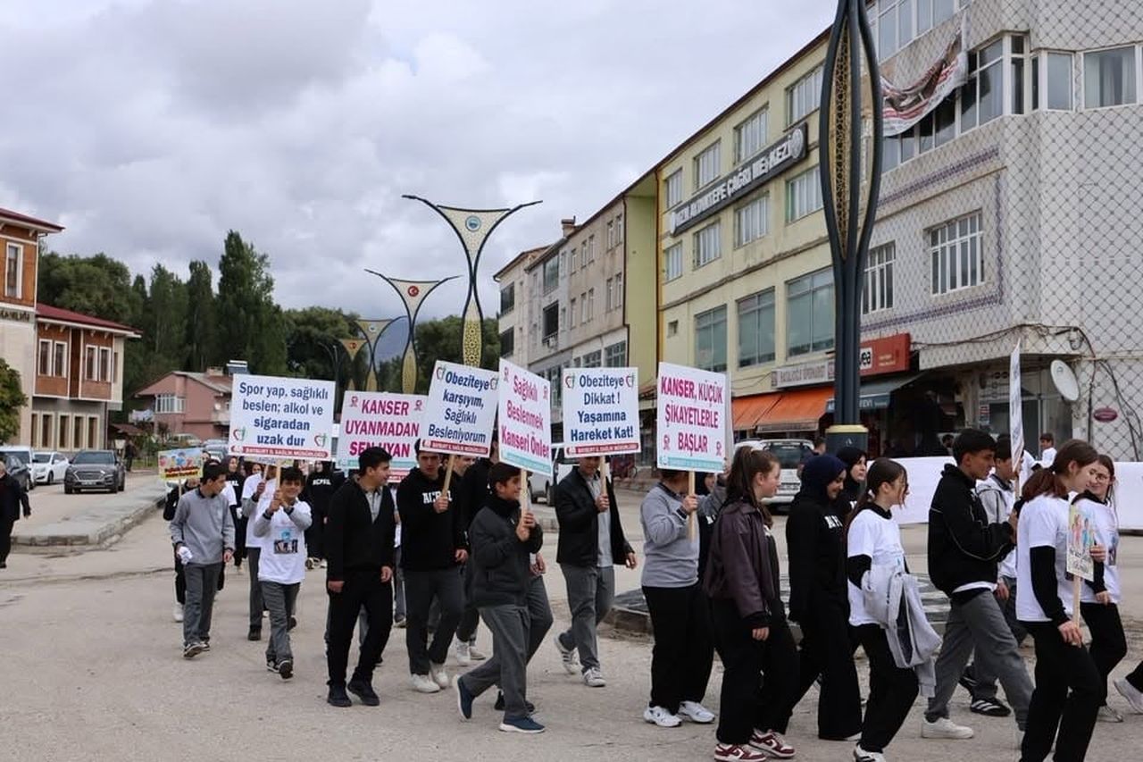 BAYBURT’TA MEME KANSERİNE KARŞI FARKINDALIK YÜRÜYÜŞÜ DÜZENLENDİ