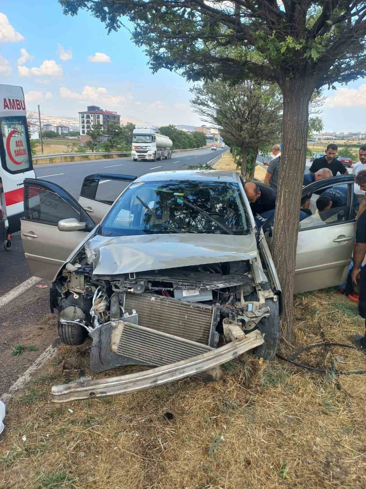 ELAZIĞ’DA OTOMOBİLİN AĞACA ÇARPMASI SONUCU MEYDANA GELEN KAZADA 4 KİŞİ YARALANDI