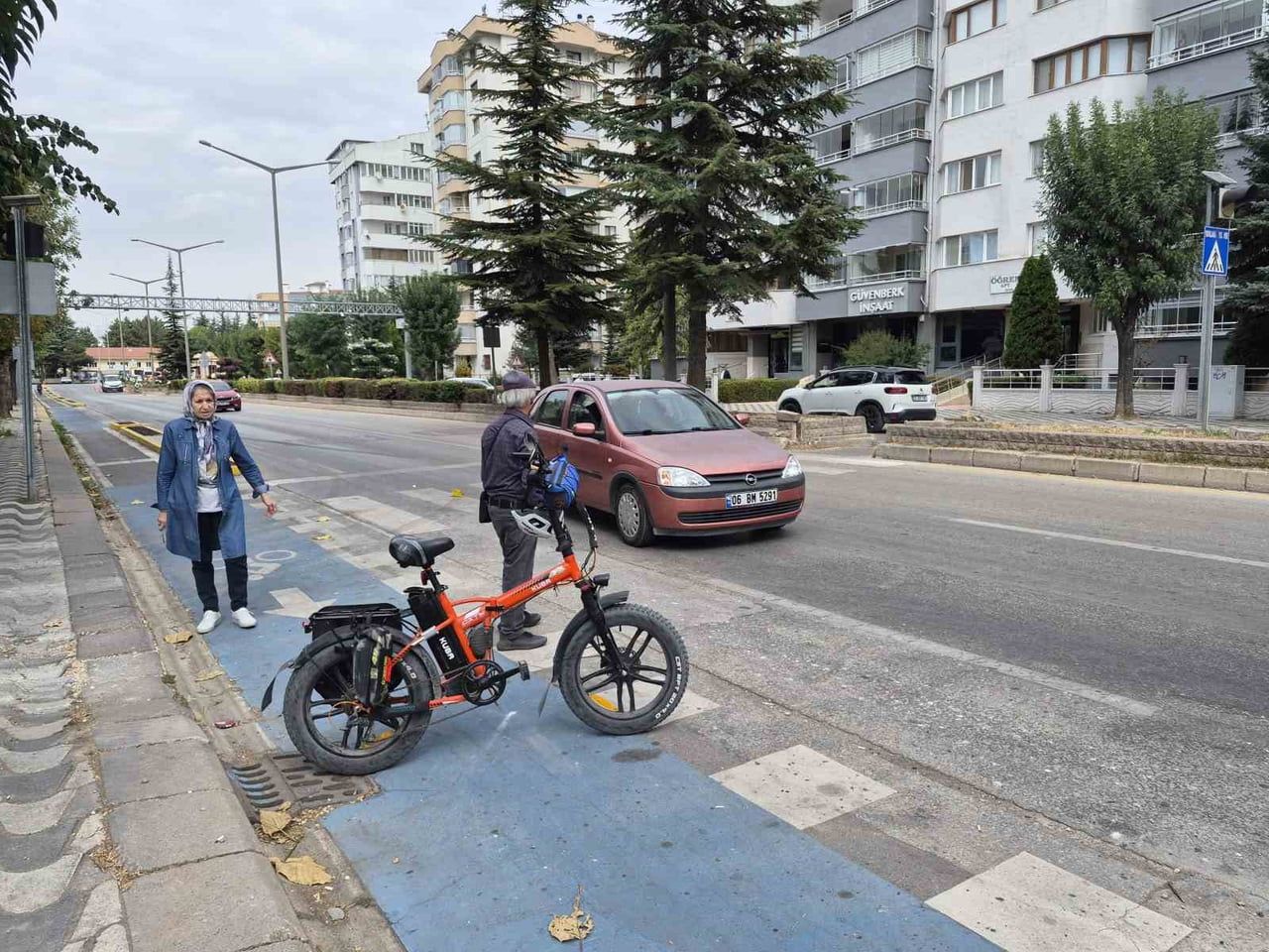 ESKİŞEHİR'DE YAYA GEÇİDİNDEN KARŞIDAN KARŞIYA GEÇMEYE ÇALIŞAN BİSİKLET SÜRÜCÜSÜNE OTOMOBİL ÇARPTI....