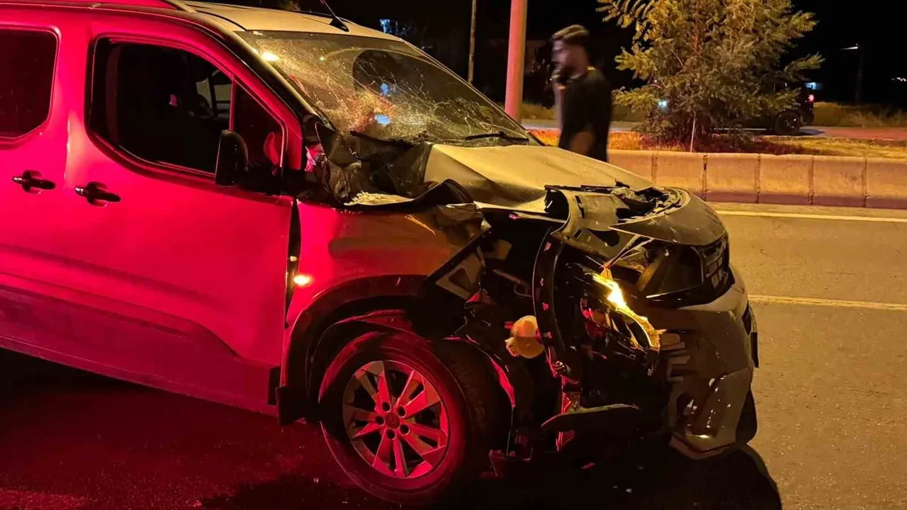 MUŞ-BİTLİS KARAYOLUNDA TIR İLE OTOMOBİL ÇARPIŞTI: 1 YARALI