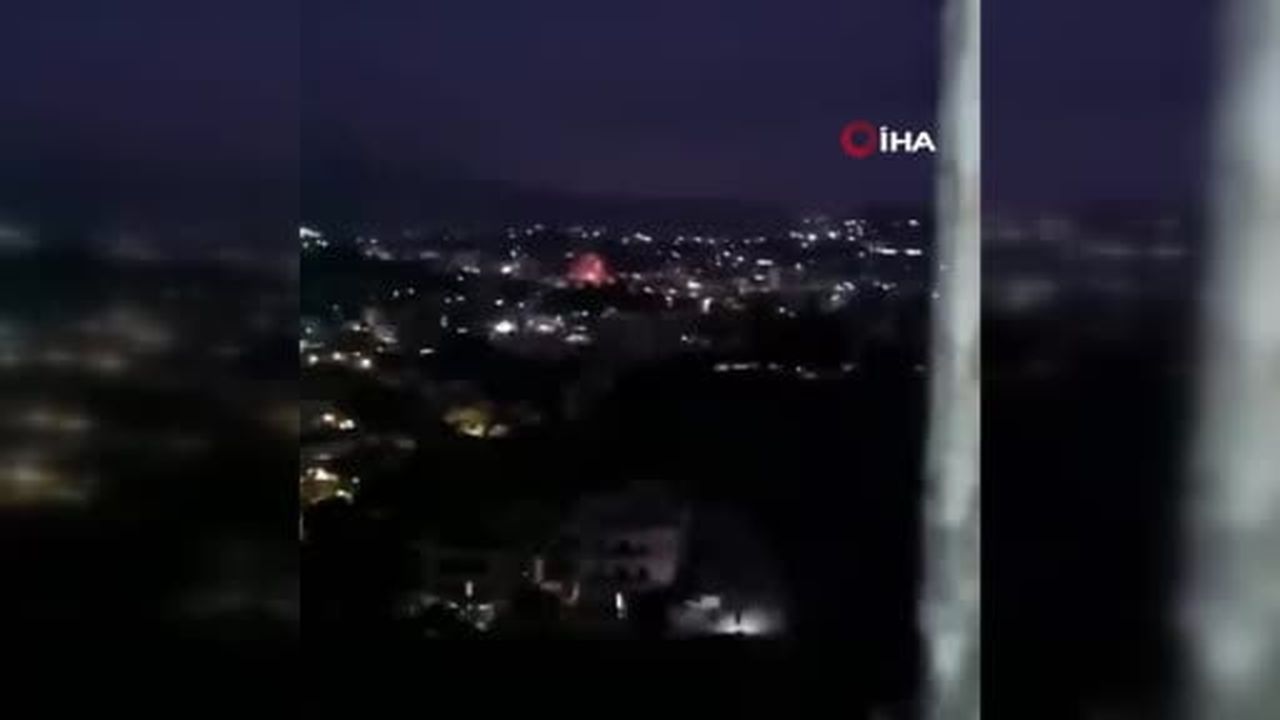 İsrail ordusu, Lübnan’ın Nebatiye kenti çevresindeki çeşitli bölgelere yönelik peş peşe hava...
