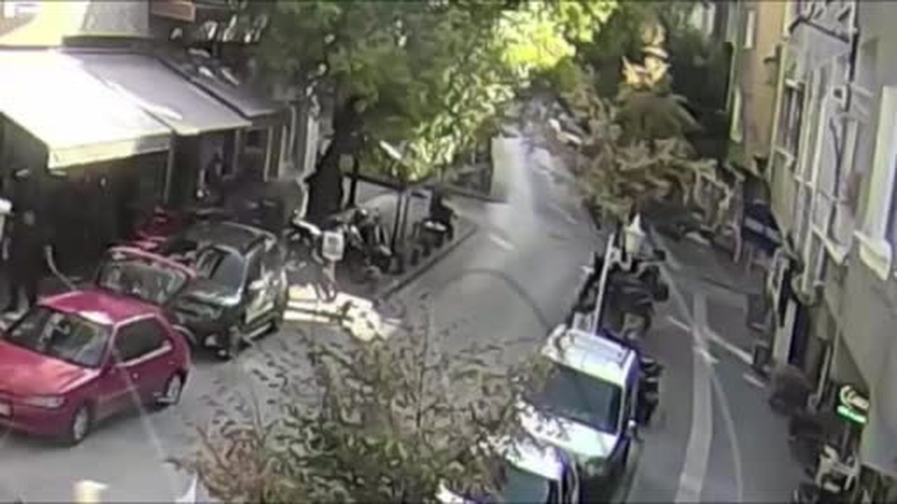 Motosikletli genç önüne çıkan ticari taksiye çarptı: Kaza anı kamerada
