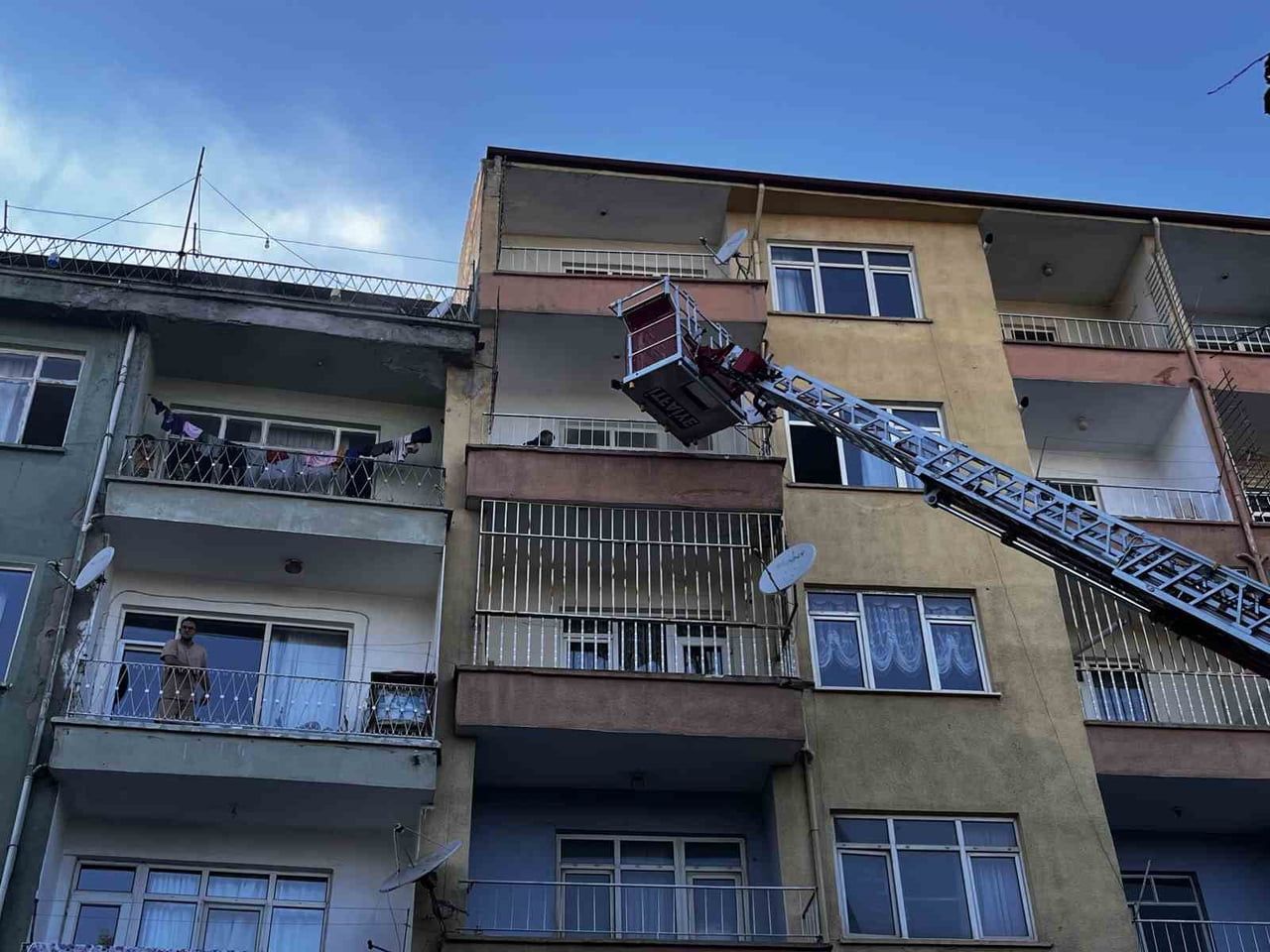 NİĞDE’DE 5 KATLI BİR APARTMANIN 4’ÜNCÜ KATINDAKİ DAİREDE ÇIKAN YANGIN, İTFAİYE EKİPLERİNİ ALARMA...