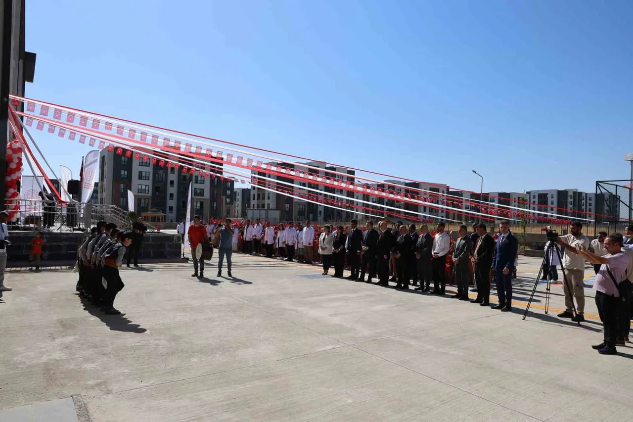 DİYARBAKIR'IN BAĞLAR İLÇESİNDEKİ TOPRAKTAŞ TOKİ İLKOKULU'NDA İLKÖĞRETİM HAFTASI KUTLAMA PROGRAMI...