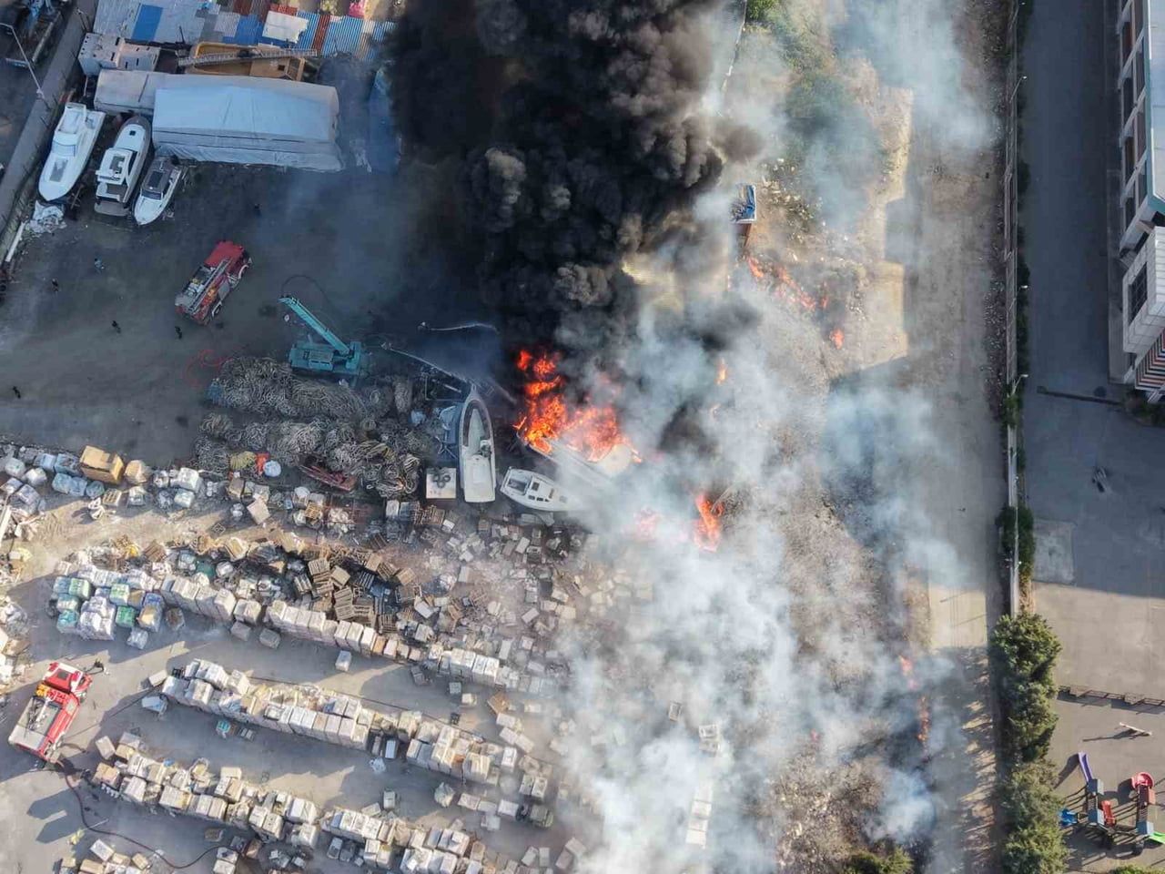 TUZLA'DA OTLUK ALANDA ÇIKAN YANGIN TEKNELERE SIÇRADI: ALEVLER DRON İLE GÖRÜNTÜLENDİ
