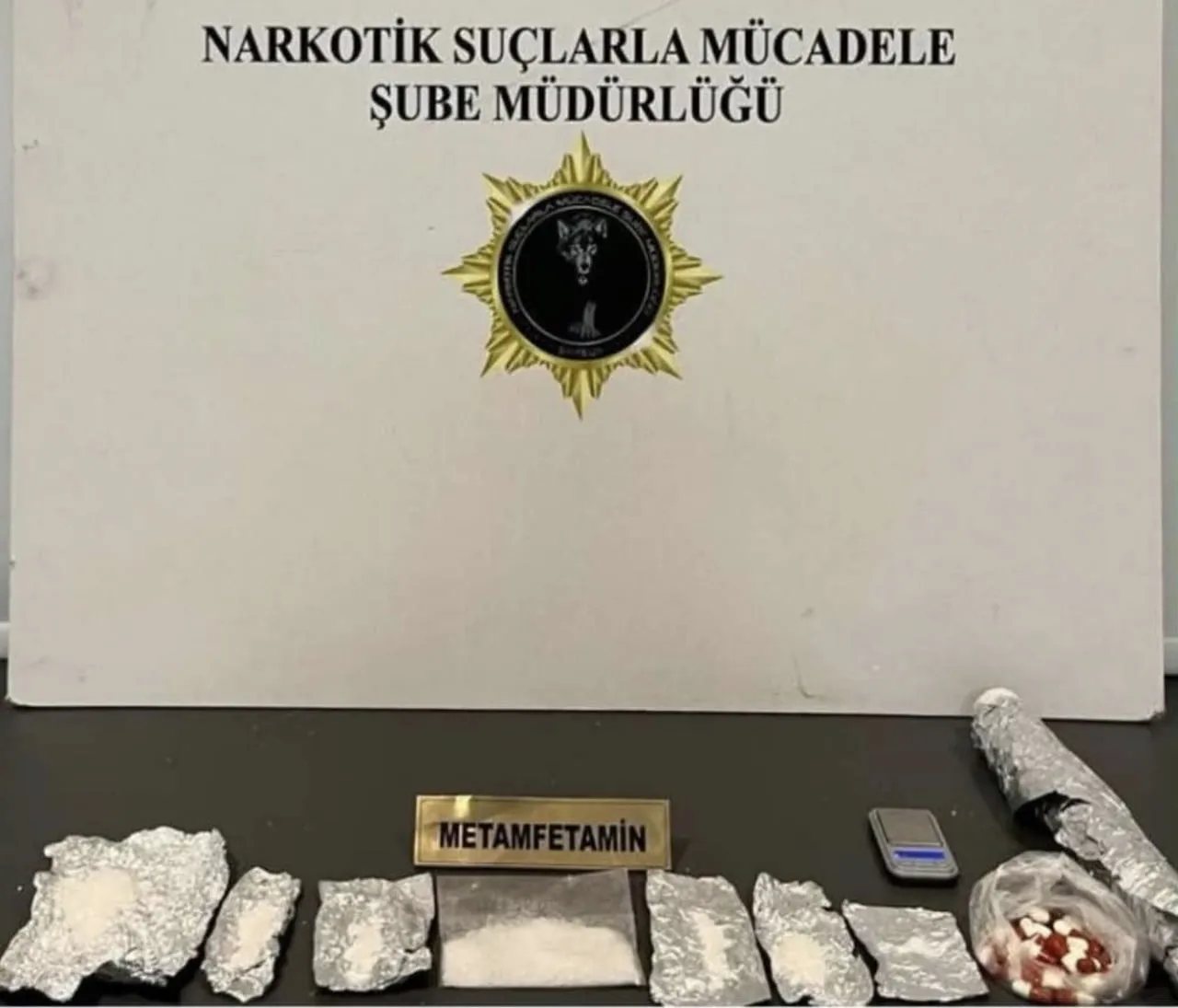 SAMSUN’UN ATAKUM VE İLKADIM İLÇELERİNDE DÜZENLENEN UYUŞTURUCU OPERASYONLARINDA 839 SENTETİK ECZA...