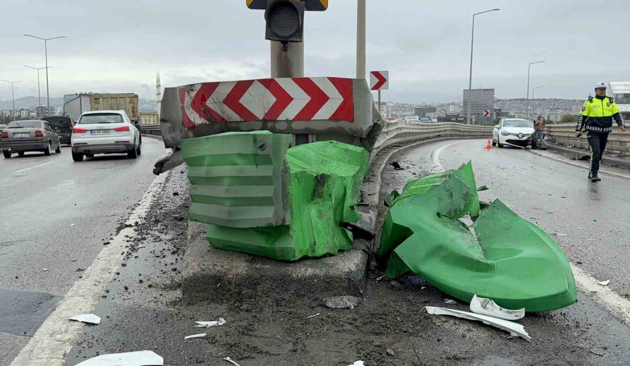 SAMSUN'DA VİYADÜKTE İKİ OTOMOBİLİN KARIŞTIĞI TRAFİK KAZASI MADDİ HASARLA ATLATILDI