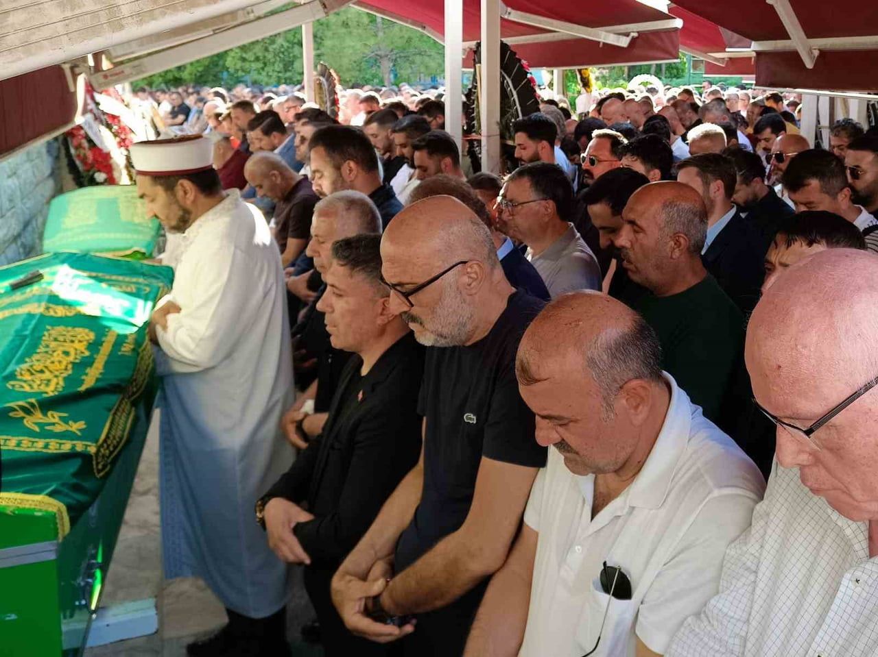 ESKİŞEHİRSPOR KONGRE ÜYESİ MESUT EROL İLE KULÜBÜN ESKİ SPORTİF DİREKTÖRÜ AYHAN TAŞÇI, DÜZENLENEN...