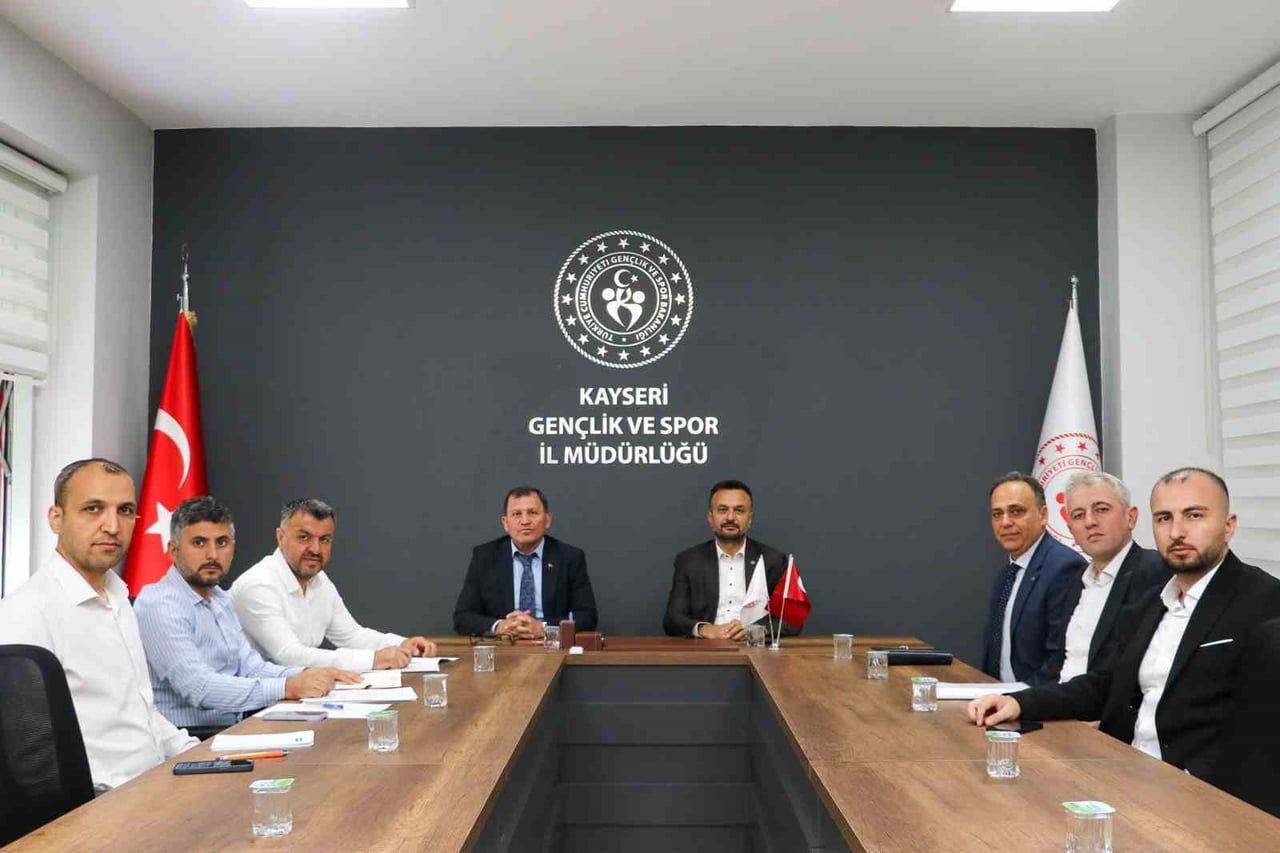 KAYSERİ’DE YAMAÇ PARAŞÜTÜ FAALİYETLERİNİN GELİŞTİRİLMESİ AMACIYLA İLGİLİ KURUMLARIN KATILIMIYLA...