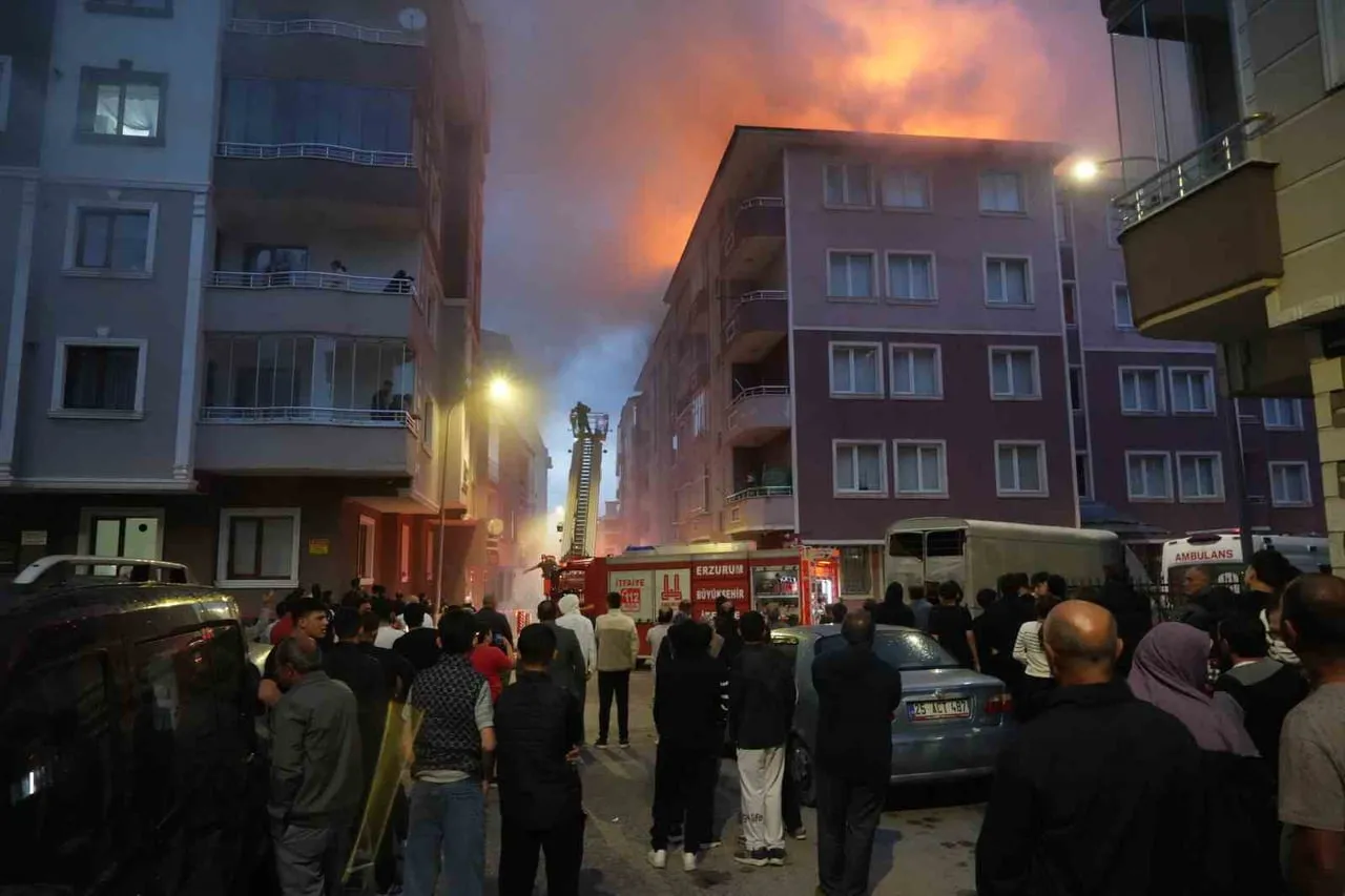 ERZURUM’DA BİR APARTMANIN ÇATI KATINDA ÇIKAN YANGIN PANİĞE SEBEP OLDU. İTFAİYE EKİPLERİ YANGININ...