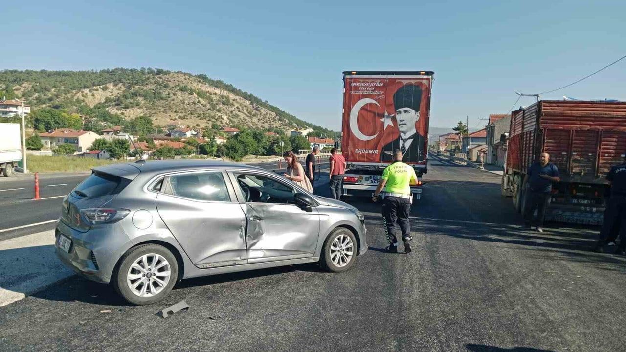 BİLECİK’TE KAMYONET İLE OTOMOBİL ÇARPIŞTI: 1 YARALI