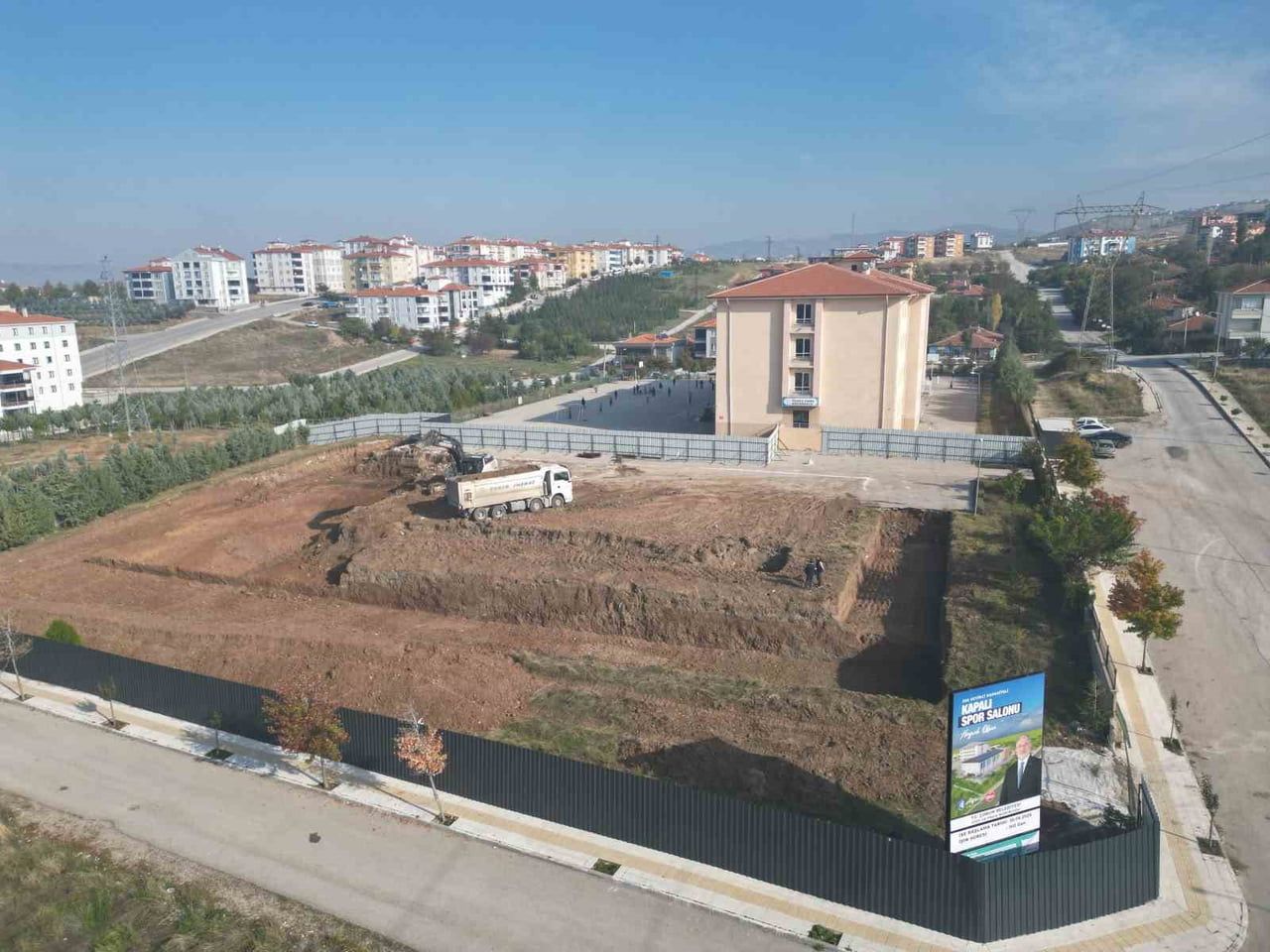 ÇORUM BELEDİYESİ İLE MİLLİ EĞİTİM MÜDÜRLÜĞÜ ARASINDA İMZALANAN PROTOKOL GEREĞİ 2 OKULUN BAHÇESİNE...